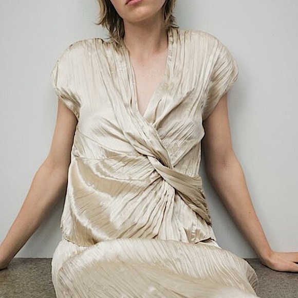 NWT Zara Champagne Asymmetrical Cap Sleeve V Neck Crinkle Blouse Top Pullover M - Picture 1 of 8